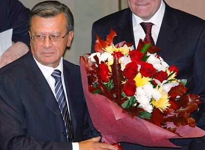 Víktor Zubkov con un ramo de flores tras ser confirmado nuevo primer ministro por el Parlamento ruso.