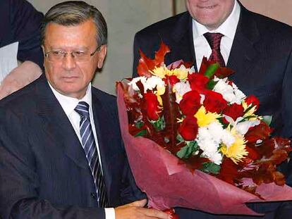 Víktor Zubkov con un ramo de flores tras ser confirmado nuevo primer ministro por el Parlamento ruso.