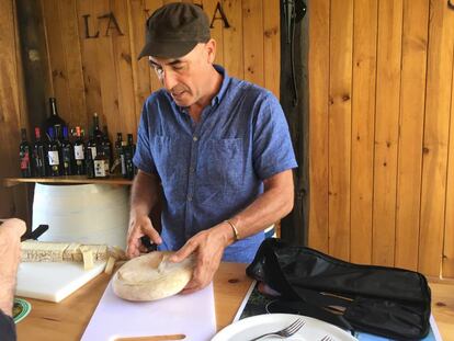 EL CATADOR ISIDORO JIMENEZ ABRIENDO UN QUESO / TORTA FLOR DE GUÍA / CAPEL 