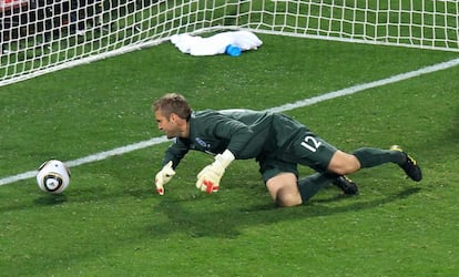 El portero de Inglaterra, Robert Green, comenzó la lista de las malas intervenciones de los cancerberos en su partido contra EE UU. Tras su actuación perdió el puesto en el equipo titular en favor de David James. El gol supuso el empate de los norteamericanos y el inicio de las dudas en el conjunto dirigido por Fabio Capello.