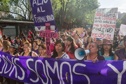 Yakiri Rubio (centro) en una marcha feminista en Ciudad de México, el 8 de marzo de 2014.