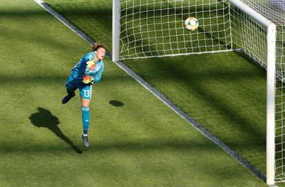 La portera de la selección española, Sandra Paños, observa la entrada del balón lanzado por Thembi Kgatlana en la portería.