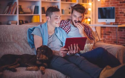 Una pareja disfrutando de una noche de series.