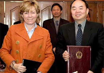 La ministra española de Educación y su homólogo chino, Zhou Ji, posan tras firmar un convenio de colaboración.