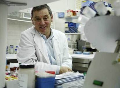 Javier Cañón, en el laboratorio de la Facultad de Veterinaria.