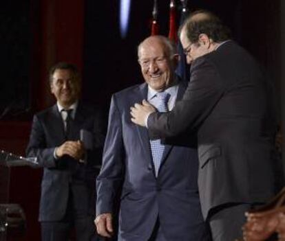 El bodeguero Alejandro Fernández (c) recibe de manos del presidente de la Junta de Castilla y León, Juan Vicente Herrea (d), el Premio Zarcillo a la Excelencia 2013 a la Trayectoria Profesional, en el acto celebrado en Valladolid.