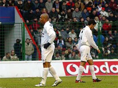 Ronaldo y Raúl se lamentan tras el gol de Osasuna.