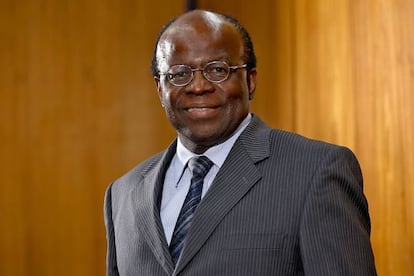 Em novembro, Joaquim Barbosa encarcerou os políticos do PT envolvidos no esquema de corrupção Mensalão. Foi a primeira vez que cargos eleitos foram condenados pelo Supremo Tribunal, órgão que ele preside desde 2012. O PSDB, partido da oposição, também está na mira em outro caso de desvio de dinheiro em Minas Gerais, onde nasceu Barbosa, o primeiro negro à frente do Tribunal. Entre as polêmicas nas quais esteve envolvido estão seu apoio para que haja um limite para a reeleição de cargos de parlamentares -os políticos profissionais, que estão há 30 anos ou mais no Congresso-, ir contra a atenção preferencial dos advogados em audiências com magistrados e a liberação do uso de células tronco para pesquisa. Mas o ataque aos políticos do mesmo partido que lhe colocou no posto que ocupa foi considerado uma afronta. Alguns conspiram que foi uma manobra política para lançar sua candidatura à presidência em 2014. Sobre o assunto, afirmou em uma entrevista realizada em julho que o Brasil não está preparado para um presidente negro. Apesar do desinteresse, a pesquisa elaborada pela Datafolha, onde Barbosa foi incluído como possível candidato, conquistou 1% de intenção de voto. É um crítico feroz do sistema penal, ao que acusa de ser pró-impunidade. Em 2014, apesar das comunidades criadas no Facebook a favor de sua candidatura e as especulações para que seja candidato a vice-presidente com Aécio Neves (PSDB), se espera que continue seu trabalho no Supremo. Tem uma causa: inicial de forma oficial o diálogo com o Governo para que as prisões sejam controladas pelo judiciário.