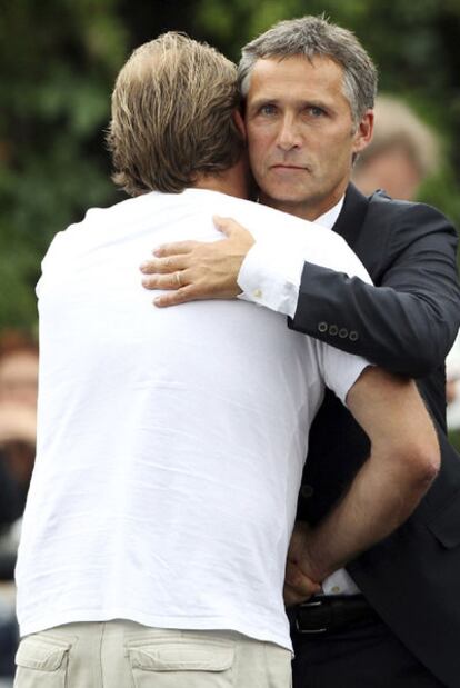 El primer ministro noruego, Jens Stoltenberg, abraza al familiar de una de las víctimas.