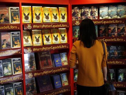 Varios libros en castellano de la saga de Harry Potter, en una librería.