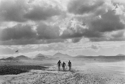 Sombras de neopreno de la tribu surfista que surca las olas que arrecian sobre la playa de Famara. Este enclave de la isla de Lanzarote es considerado por muchos integrantes de la comunidad surfera global como la Hawái de Europa.