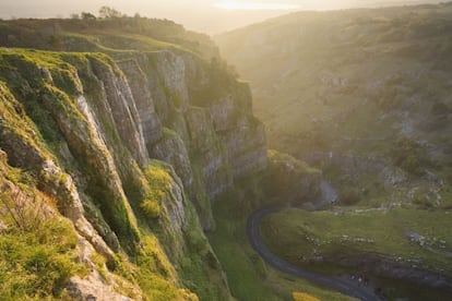 Desfiladero calizo cercano a Cheddar, a unos 30 kilómetros al suroeste de Bristol, es la más grande de Inglaterra y forma uno de los paisajes más populares del condado Somerset. El río Yeo, que ha excavado la garganta y creado grutas de piedra caliza, discurre ahora subterráneo. Dos de las cuevas, la de Gough y la de Cox, están abiertas al público. En la primera se encontró, a principios del XX, un esqueleto humano completo de unos 9.000 años, el más antiguo de las islas británicas, al que se bautizó como el 'Hombre de Cheddar'.