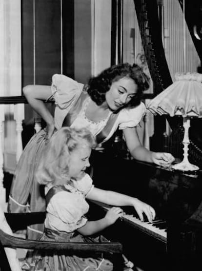 Joan Crawford y su hija Christina, en julio de 1947 en su casa.