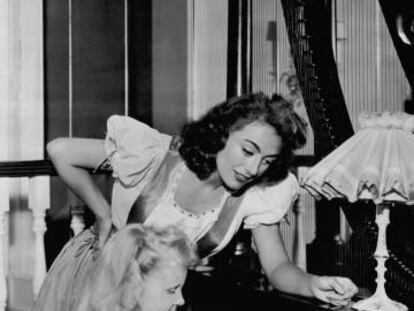 Joan Crawford y su hija Christina, en julio de 1947 en su casa.