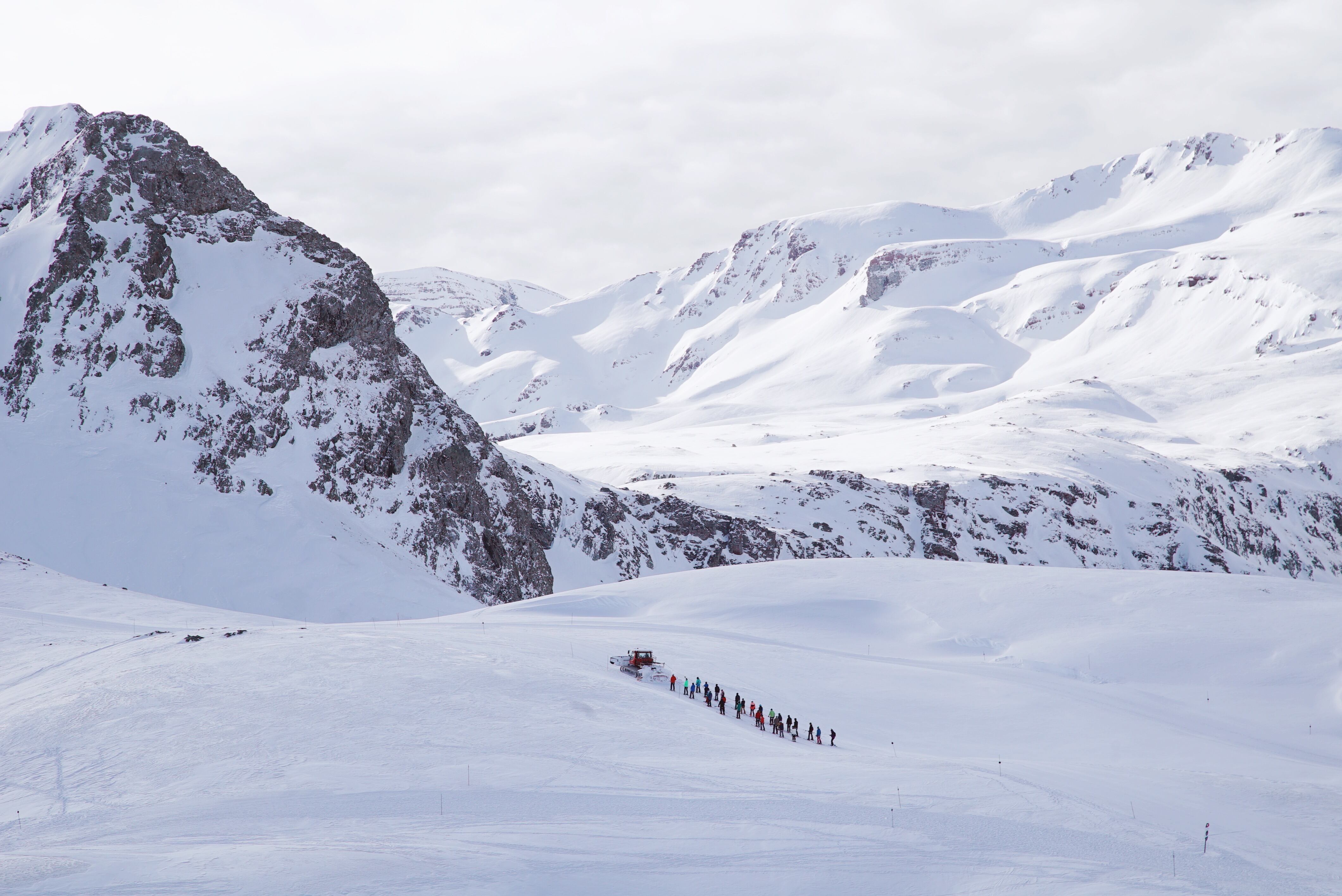 Ski-ratrack, actividad con una máquina ‘pisapistas’ que lleva un cable a modo de telesquí, en una pista virgen de Formigal (Huesca).