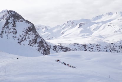 Ski-ratrack, actividad con una máquina ‘pisapistas’ que lleva un cable a modo de telesquí, en una pista virgen de Formigal (Huesca).