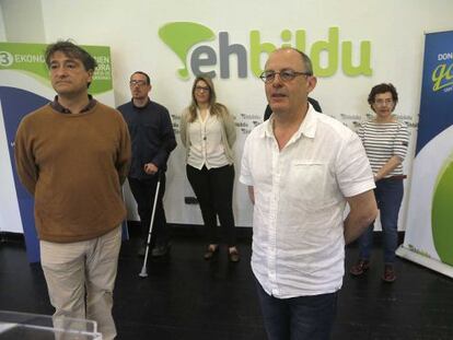 El alcalde donostiarra y candidato a la reelección de EH Bildu participa, junto a Josu Ruiz, en un acto de precampaña.