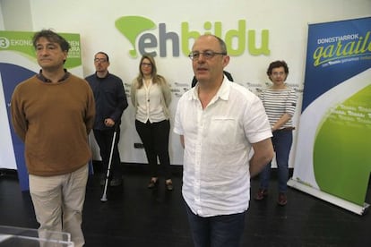 El alcalde donostiarra y candidato a la reelección de EH Bildu participa, junto a Josu Ruiz, en un acto de precampaña.