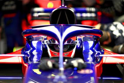 El piloto ruso Daniil Kvyat, de la escudería Toro Rosso, se prepara para conducir durante el segundo día del test de F1 2019 en el circuito de Montmeló (Barcelona).