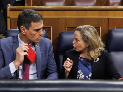 El presidente del Gobierno, Pedro Sánchez y la vicepresidenta primera y ministra de Asuntos Económicos y Transformación Digital, Nadia Calviño, durante una sesión plenaria en el Congreso de los Diputados, a 19 de abril de 2023, en Madrid.