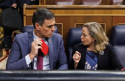 El presidente del Gobierno, Pedro Sánchez y la vicepresidenta primera y ministra de Asuntos Económicos y Transformación Digital, Nadia Calviño, durante una sesión plenaria en el Congreso de los Diputados, a 19 de abril de 2023, en Madrid.