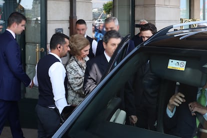 La reina Sofía saliendo del hotel junto a su nieto Felipe Juan Froilán para dirigirse a la graduación de Irene Urdangarin, el 16 de junio de 2023, en Ginebra (Suiza).