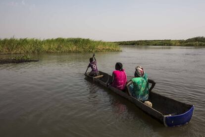 Este inmenso pantano ha impedido que la guerra alcance esta zona en el país más joven del mundo. El ejército de Sudan del Sur (SPLA) no dispone de recursos para atravesar sus aguas lo que ha convertido a Old Fangak en un santuario no solo para refugiados, sino también para las fuerzas de la oposición.