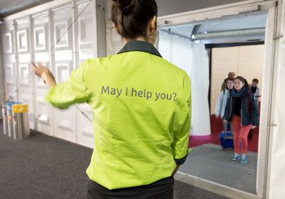 El primer avión comercial que regresó al aeropuerto internacional de Zaventem fue recibido con aplausos por el servicio de emergencia, indicó la compañía gestora en un mensaje de la red social Twitter.