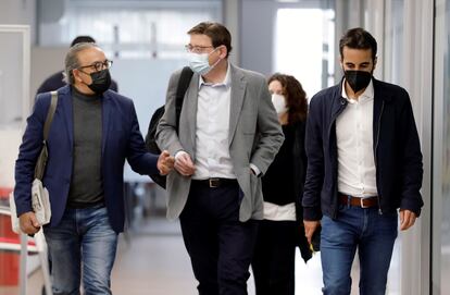 En la imagen, el presidente de la Generalitat y secretario general del PSPV-PSOE, Ximo Puig, con el portavoz parlamentario, Manolo Mata (izda), y el secretario de Organización, José Muñoz, minutos antes del comité nacional del partido.