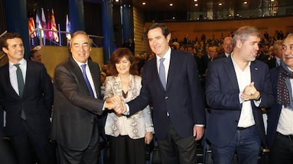 Pablo Casado, presidente del Partido Popular, juan Rosell, expresidente de CEOE, Carmen Calvo, vicepresidenta y ministra de la Presidencia, Antonio Garamendi, nuevo presidente de CEOE, Unai Sordo, Secretario general de CCOO y Pepe Álvarez, secretario general de la UGT.