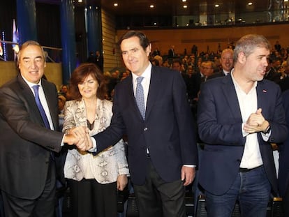 Pablo Casado, presidente del Partido Popular, juan Rosell, expresidente de CEOE, Carmen Calvo, vicepresidenta y ministra de la Presidencia, Antonio Garamendi, nuevo presidente de CEOE, Unai Sordo, Secretario general de CCOO y Pepe Álvarez, secretario general de la UGT.