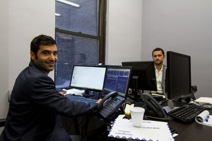 Javier y Lenin, empleados de una empresa de promoción de inversiones, en su oficina de la Quinta Avenida.