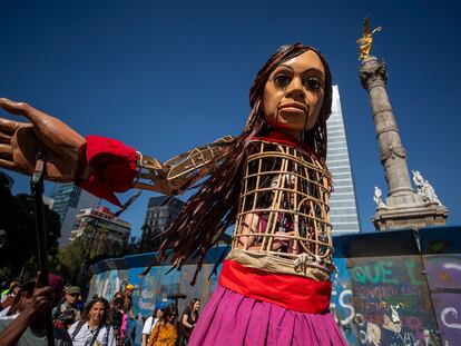 La Pequeña Amal, junto al Ángel de la Independencia, en Ciudad de México, el pasado 19 de noviembre.