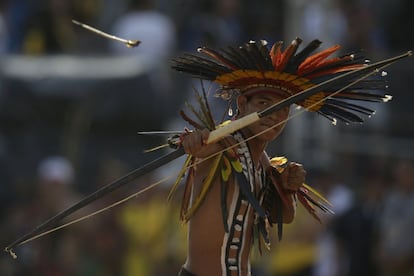 Un hombre indígena del pueblo Bororo lanza una flecha durante la competición de arco y flecha, el 26 de octubre de 2015.