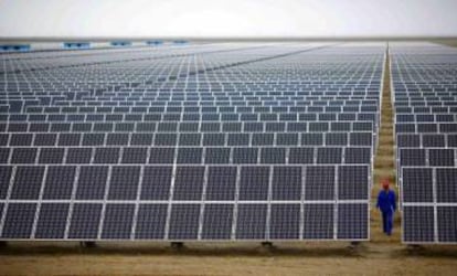 Un hombre en una instalaci&oacute;n de placas solares. 