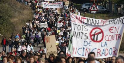 Vecinos de L'Alcora y del entorno durante la marcha de protesta entre el pueblo y la empresa que proyecta la incineradora, en diciembre pasado.