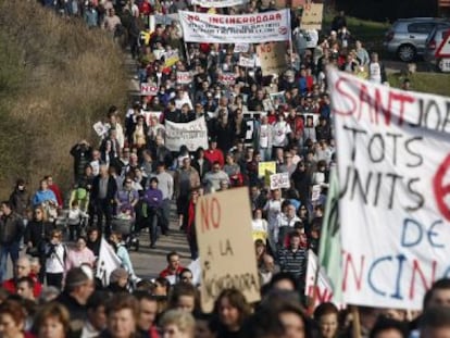 Vecinos de L&#039;Alcora y del entorno durante la marcha de protesta entre el pueblo y la empresa que proyecta la incineradora, en diciembre pasado.