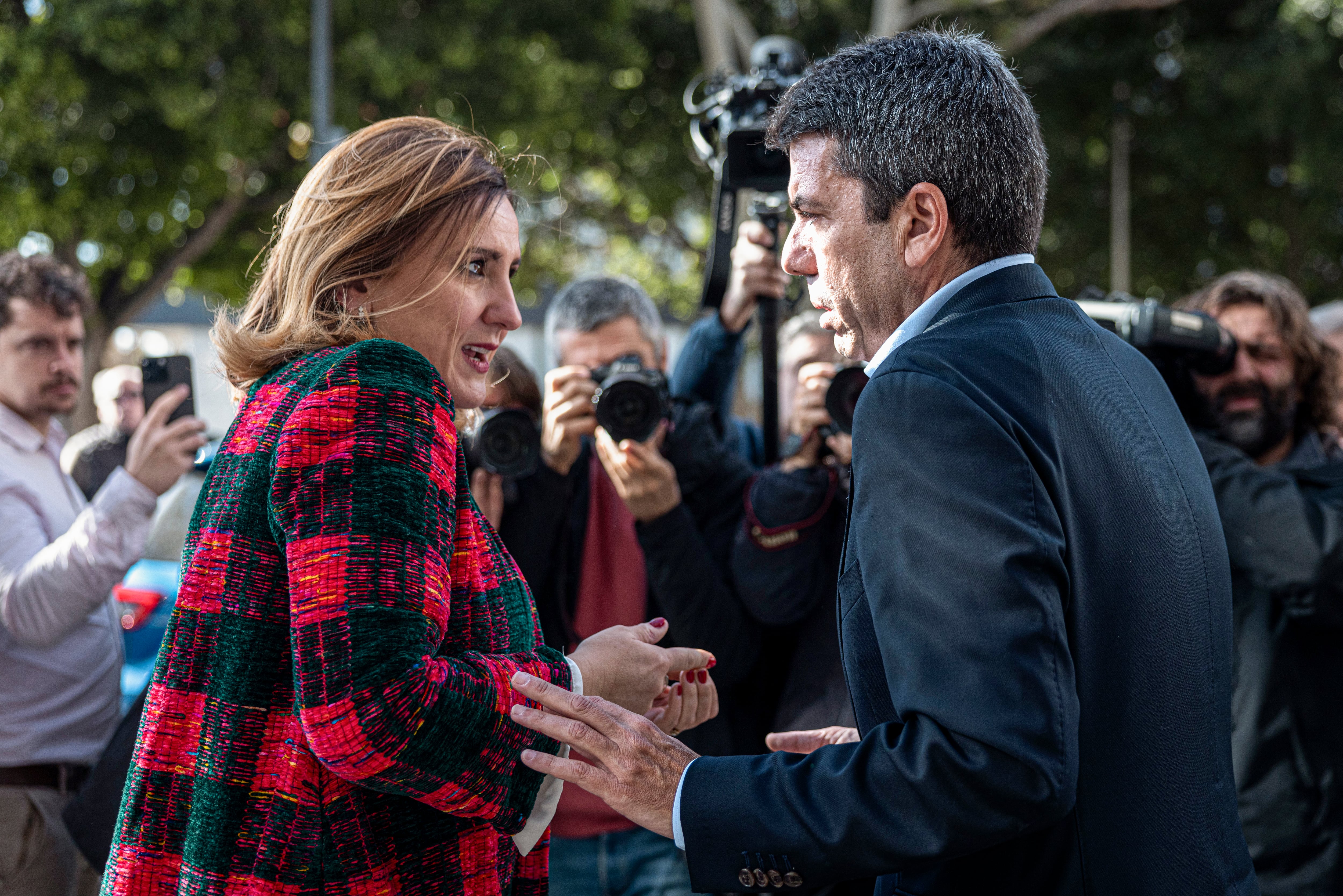 El  presidente de la Generalitat Valenciana Carlos Mazón y la alcaldesa de Valencia, Maria José Catalá, a las puertas del hotel donde se han reunido este jueves.