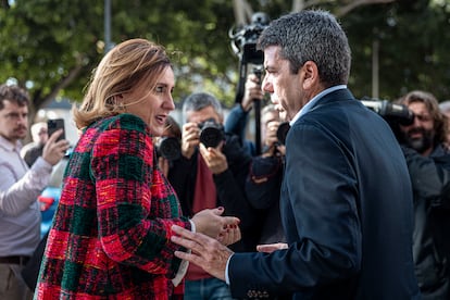 El  presidente de la Generalitat Valenciana Carlos Mazn y la alcaldesa de Valencia, Maria Jos Catal, a las puertas del hotel donde se han reunido este jueves.