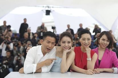 El director Midi Z junto a las actrices Vivian Sung Yun-hua, Wu Ke-xi y Hsia Yu-chiao en el photocall de la película 'Nina Wu'.