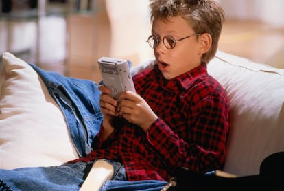 En 1989 la primera Nintendo Game Boy salió al mercado revolucionando el mundo de las consolas portátiles. Ya no estaba limitada a un único juego como su antecesora Game & Watch, sino que los juegos eran cartuchos que se insertaban en la parte posterior. Más tarde aparecieron versiones mejoradas como la Game Boy Pocket (1996) mucho más pequeña para caber en un bolsillo, la Game Boy Light (1998) y la Game Boy Color (1998). En la imagen, un niño juega con la Game Boy clásica.
