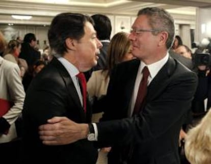 El presidente de la Comunidad de Madrid, Ignacio González, conversa con el ministro de Justicia, Alberto Ruiz-Gallardón (d), momentos antes de intervenir ayer en un desayuno de prensa organizado por Europa Press. EFE/Archivo