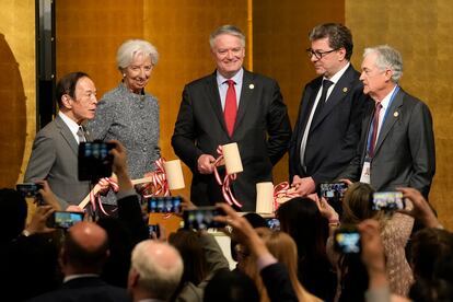 Desde la izquierda, el gobernador del Banco de Japón, Kazuo Ueda; la presidenta del BCE, Christine Lagarde; el ministro italiano de Finanzas, Giancarlo Giorgetti; el secretario general de la OCDE, Mathias Cormann, y el presidente de la Reserva Federal, Jerome Powell, en la reunión del G-7 de Finanzas, el pasado día 11 en Niigata (Japón).