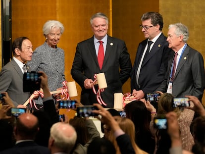 Desde la izquierda, el gobernador del Banco de Japón, Kazuo Ueda; la presidenta del BCE, Christine Lagarde; el ministro italiano de Finanzas, Giancarlo Giorgetti; el secretario general de la OCDE, Mathias Cormann, y el presidente de la Reserva Federal, Jerome Powell, en la reunión del G-7 de Finanzas, el pasado día 11 en Niigata (Japón).