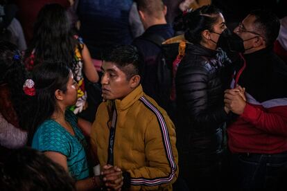 Parejas bailan durante el concierto.