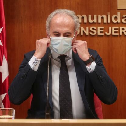 El consejero de Sanidad de la Comunidad de Madrid, Enrique Ruiz Escudero, se quita la mascarilla antes de ofrecer una rueda de prensa para informar de la situación actual de la región en referencia al COVID- 19, en la Consejería de Sanidad, Madrid (España), a 23 de julio de 2020.
23 JULIO 2020;SANIDAD;COVID-19;CORONAVIRUS;REBROTES
Eduardo Parra / Europa Press
23/07/2020