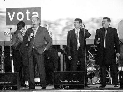 Jordi Pujol con Los Chunguitos, en un mitin de las autonómicas de 1999, donde le abuchearon.
