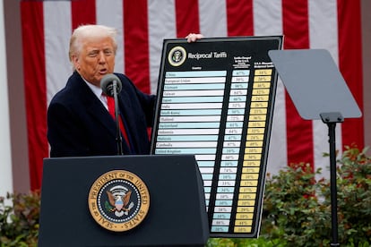 El presidente de EE UU, Donald Trump, con la tabla que mostraba los nuevos aranceles, el 2 de abril en la Casa Blanca.