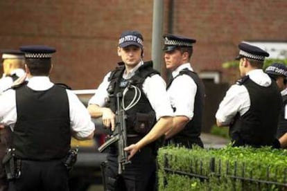 Policías británicos armados con metralleta patrullaban ayer una calle del sur de Londres.