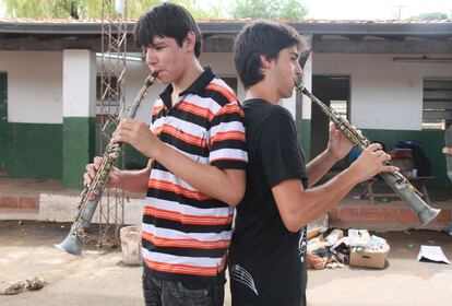 Presten atención a estos clarinetes: dos tuberías con chapas de lata incrustadas. Actualmente, 130 jóvenes de Asunción -la mayoría del propio barrio de Cateura- ensayan con esta basura reconvertida en instrumentos.